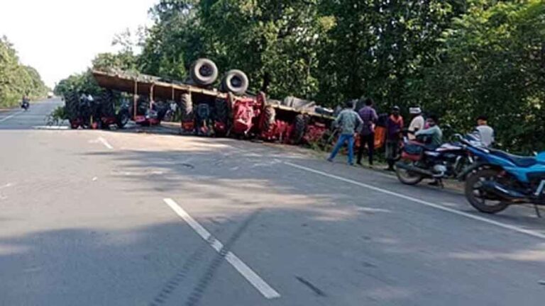 छत्तीसगढ़-जगदलपुर में नशे में धुत ड्राइवर ने ट्रेलर को पलटाया