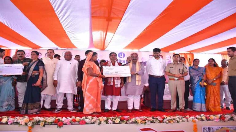 छत्तीसगढ़-मुंगेली में आवास मेला में 10 हितग्राहियों को घर की चाबी और 20 हजार को मिले स्वीकृति पत्र छत्तीसगढ़-मुंगेली में आवास मेला में 10 हितग्राहियों को घर की चाबी और 20 हजार को मिले स्वीकृति पत्र