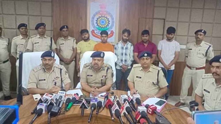 छत्तीसगढ़-सूरजपुर में कुख्यात ने गिरफ्तारी से बचने में की प्रधान आरक्षक की पत्नी व बेटी की हत्या छत्तीसगढ़-सूरजपुर में कुख्यात ने गिरफ्तारी से बचने में की प्रधान आरक्षक की पत्नी व बेटी की हत्या