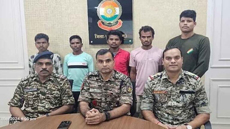 छत्तीसगढ़-सुकमा में एक लाख के इनामी सहित चार नक्सलियों का आत्मसमर्पण छत्तीसगढ़-सुकमा में एक लाख के इनामी सहित चार नक्सलियों का आत्मसमर्पण