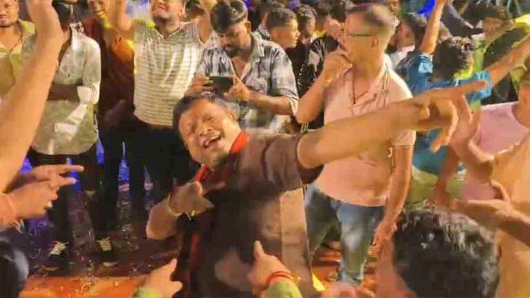 छत्तीसगढ़-बीजापुर में गरबे में युवाओं संग थिरके पूर्व मंत्री गागड़ा छत्तीसगढ़-बीजापुर में गरबे में युवाओं संग थिरके पूर्व मंत्री गागड़ा