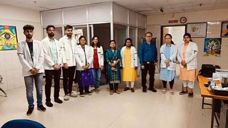 छत्तीसगढ़-जगदलपुर में मेकाज के डॉक्टरों ने बांधी ब्लैक रिबन