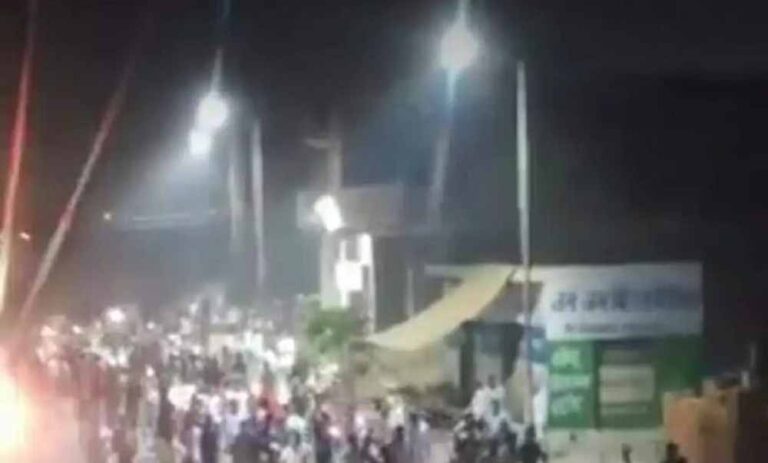 डासना देवी मंदिर के महंत यति नरसिंहानंद के धर्म विशेष काे लेकर दिए गए बयान से एक वर्ग विशेष के लोगों में गुस्सा पनपा