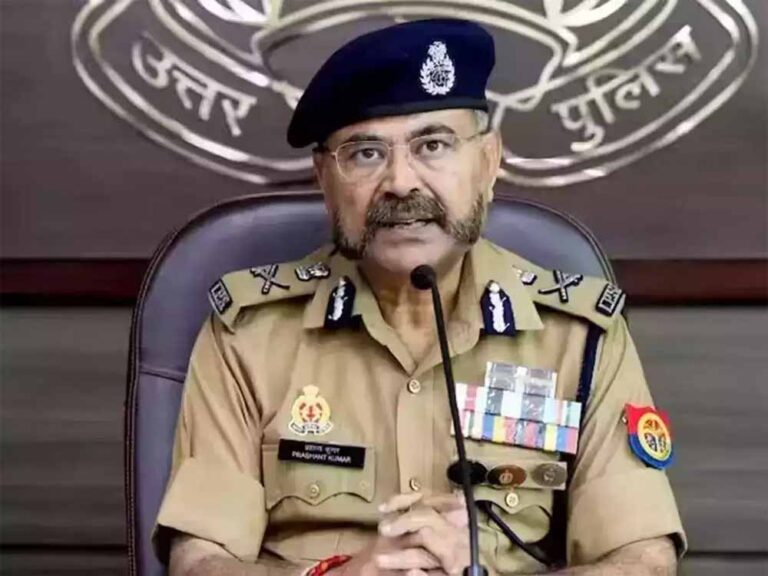 यूपी: पुलिसकर्मियों की छुट्टी पर DGP प्रशांत कुमार ने लगाई एक माह की रोक यूपी: पुलिसकर्मियों की छुट्टी पर DGP प्रशांत कुमार ने लगाई एक माह की रोक