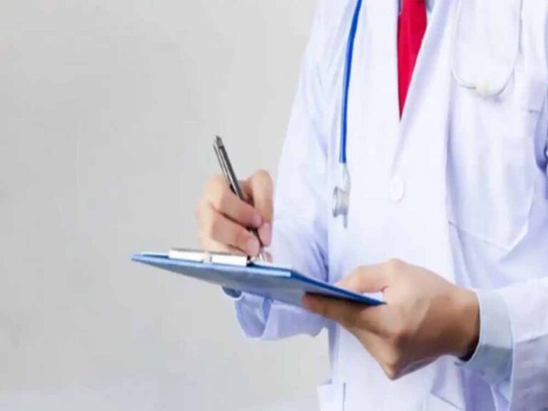 अस्पतालों में भी पर्चा बनवाने का नहीं कोई झंझट, अब देश के किसी भी स्टेशन पर मिलेगी ऑनलाइन चिकित्सा सुविधा, APP करे इंस्टॉल अस्पतालों में भी पर्चा बनवाने का नहीं कोई झंझट, अब देश के किसी भी स्टेशन पर मिलेगी ऑनलाइन चिकित्सा सुविधा, APP करे इंस्टॉल