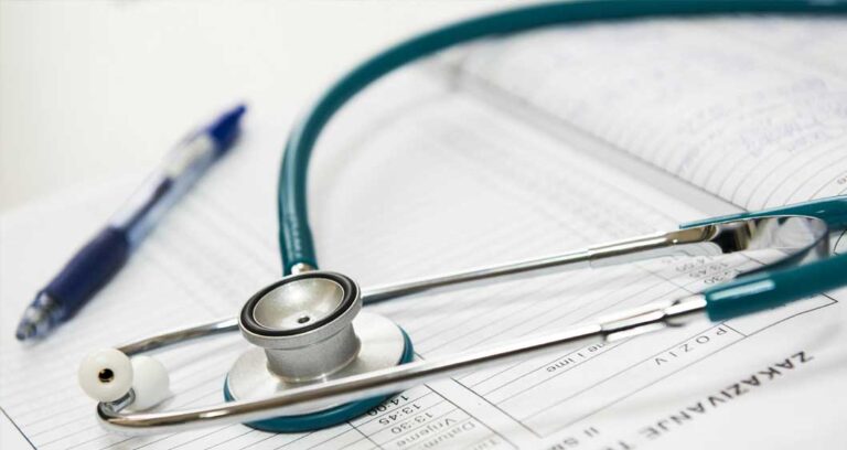 दुर्गा पंडाल में युवक माइक का वायर सुधारने की कोशिश में हाईटेंशन लाइन की चपेट में आया