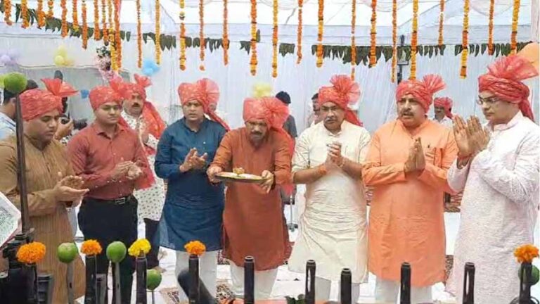 पुलिस लाइन में शस्त्र और वाहनों की हुई पूजा, मंत्री, सांसद, विधायक और कलेक्टर SP रहे मौजूद