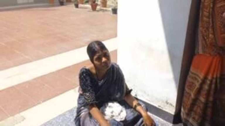 मार्कशीट में जाति बदलवाने के लिए महिला ने काटे कई चक्कर, जनसुनवाई के दौरान महिला ने आत्मदाह का प्रयास किया