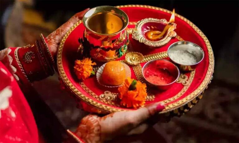 करवा चौथ का व्रत सुहागिन महिलाएं निराहार रहकर पति की दीर्घायु के लिए रविवार को करेंगी करवा चौथ का व्रत सुहागिन महिलाएं निराहार रहकर पति की दीर्घायु के लिए रविवार को करेंगी