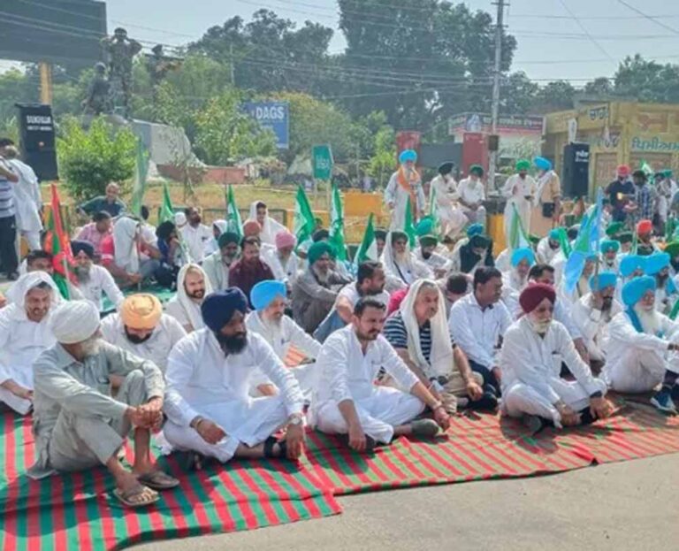 सेलर मालिकों और आढ़तियों ने रेलवे ट्रैक और हाईवे पर दिया धरना, मांगों को लेकर किसानों का प्रदर्शन