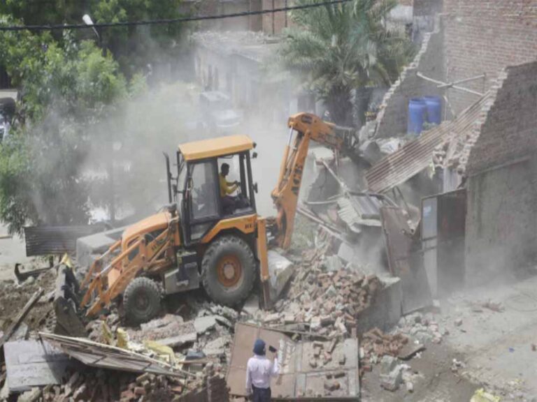 अवैध निर्माण के चलते कई इमारतों पर चला पीला पंजा, नगर निगम की कार्रवाई, आटो सर्विस सैंटर सील