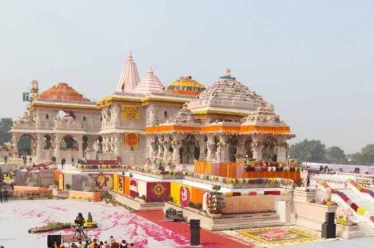 अभिजीत मुहूर्त में राम मंदिर के शिखर निर्माण का कार्य विधि विधान के साथ पूजा-अर्चना के बाद शुरू हुआ