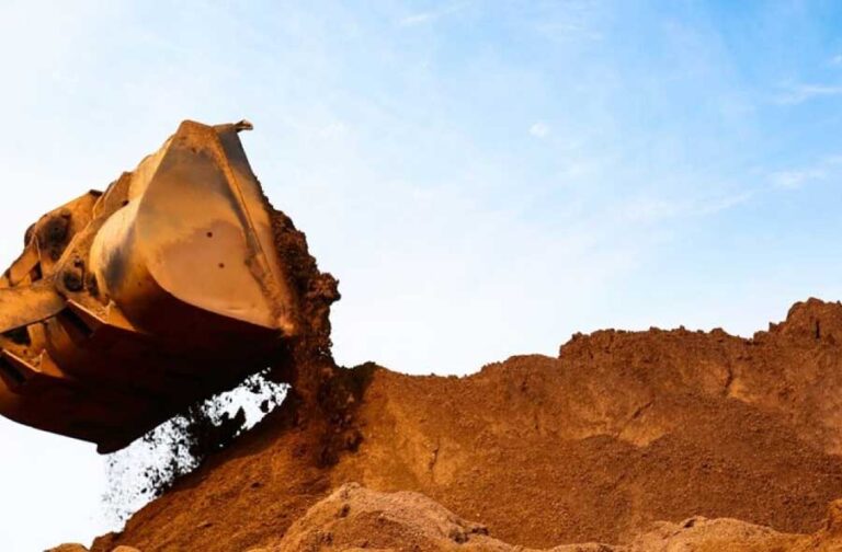 रेत अवैध खनन मामले में ठेकेदार के साथ पंचायत प्रतिनिधियों को भेजा 4 करोड़ 25 हजार रुपए की वसूली का नोटिस थमाया