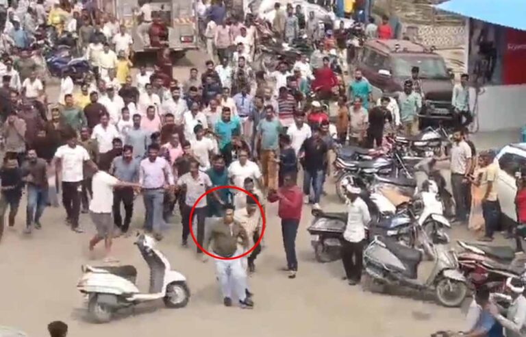 सूरजपुर में डबल मर्डर: भीड़ को नियंत्रित करने पहुंचे एसडीएम पर हमला, भागकर बचाई जान