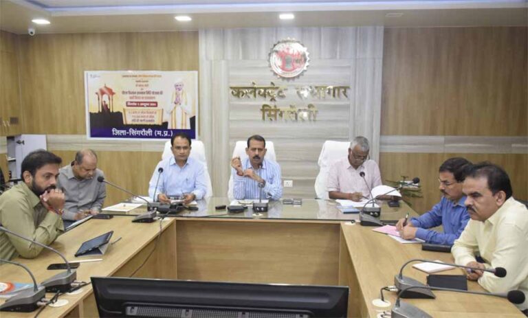 उचित मूल्य दुकानो से राशन की कालाबाजरी करने वाले के विरूद्ध करे कठोर कार्यवाहीःकलेक्टर