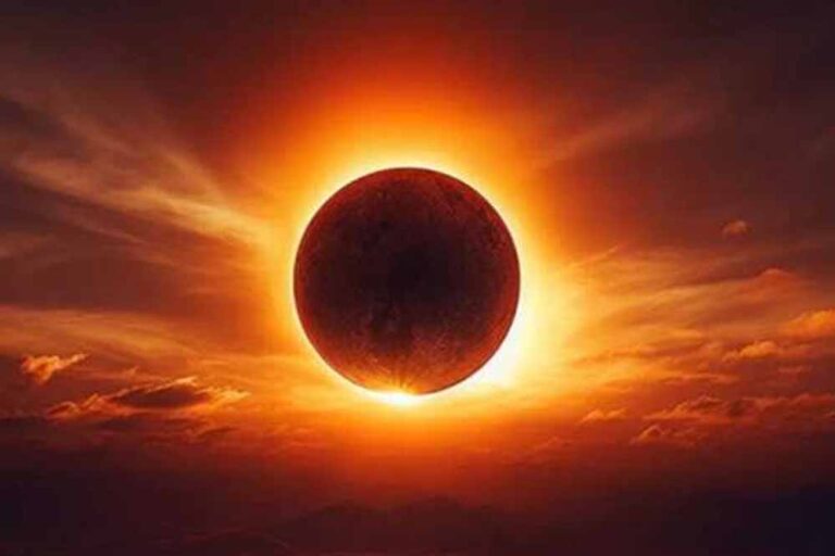 सूर्य ग्रहण आज इतने घंटे रहेगा, भारत में दिखेगा या नहीं? जानें सूतक काल और टाइमिंग