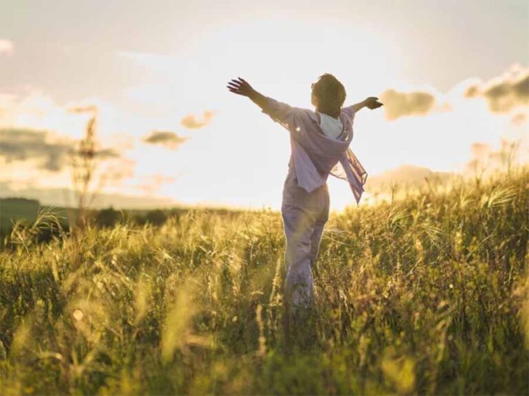 खुशहाल जीवन के लिए संतुष्टि, पॉजिटिविटी और शान्ति के लिए 5 मंत्र