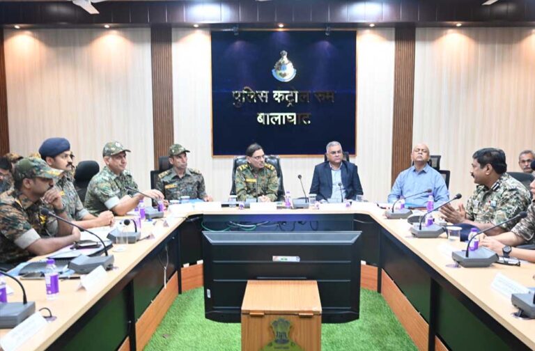 मुख्यमंत्री के निर्देश पर घायल जवान का स्वास्थ्य जानने गोंदिया पहुंचे डीजीपी