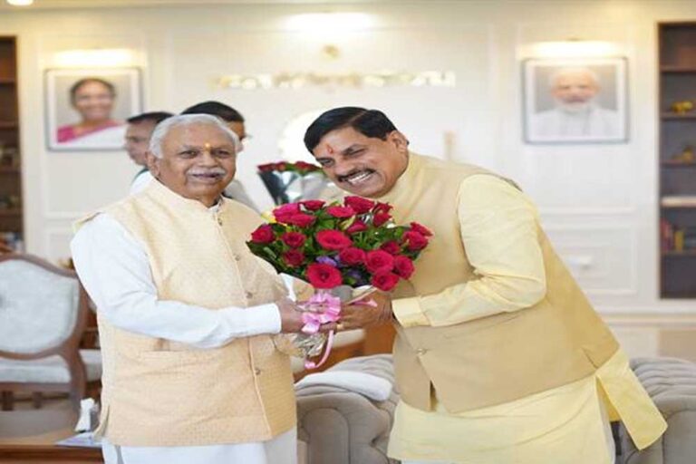 मुख्यमंत्री डॉ.यादव ने दीपावली की मंगलकामनाओं के साथ मंत्री, जन-प्रतिनिधियों और नागरिकों से की भेंट मुख्यमंत्री डॉ.यादव ने दीपावली की मंगलकामनाओं के साथ मंत्री, जन-प्रतिनिधियों और नागरिकों से की भेंट