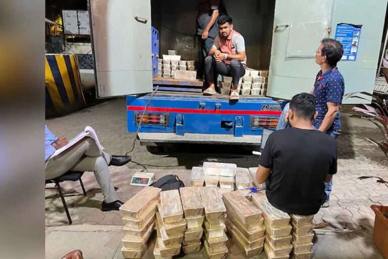 महाराष्ट्र चुनाव के बीच विक्रोली में बड़ा ऐक्शन, कैश वैन में साढ़े छह टन चांदी की ईंटें बरामद, कीमत है… महाराष्ट्र चुनाव के बीच विक्रोली में बड़ा ऐक्शन, कैश वैन में साढ़े छह टन चांदी की ईंटें बरामद, कीमत है…