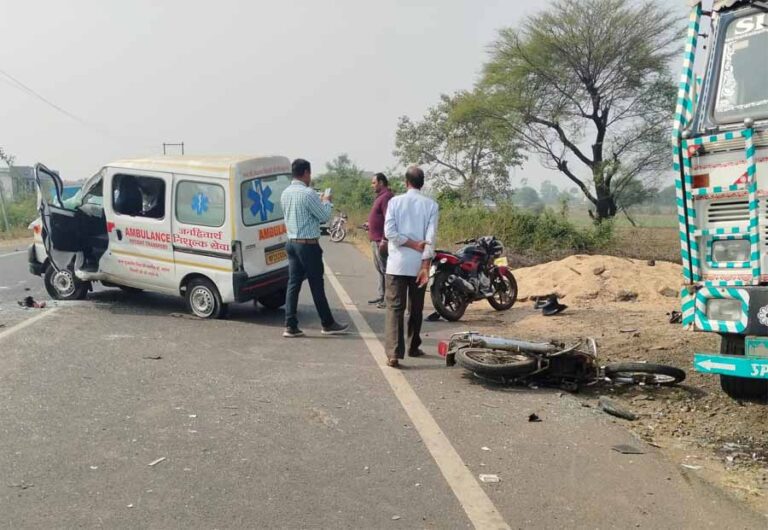 तेज रफ्तार एंबुलेंस ने दो बाइकों को मरी भयंकर टक्कर, एंबुलेंस सवार सहित तीन की मौत