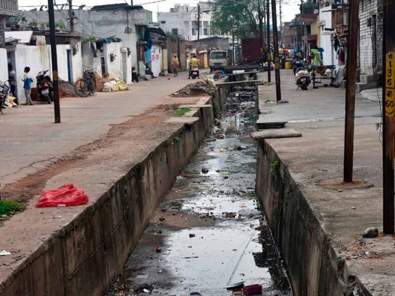शहर के मुख्य मार्गों और मोड़ों पर कई नालों को खूला ही छोड़ दिया