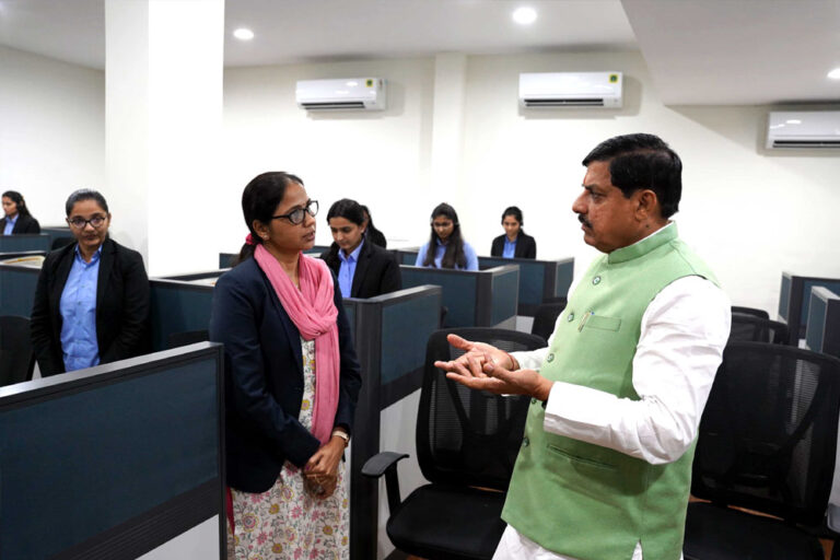 मुख्यमंत्री डॉ. यादव ने गांधीनगर में सीएम डैशबोर्ड का किया अवलोकन