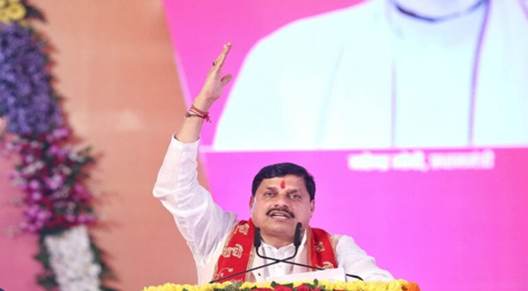 मुख्यमंत्री डॉ. मोहन यादव ने मेले में शामिल स्व-सहायता समूह, उद्यमियों व कलाकारों को पुरस्कृत किया