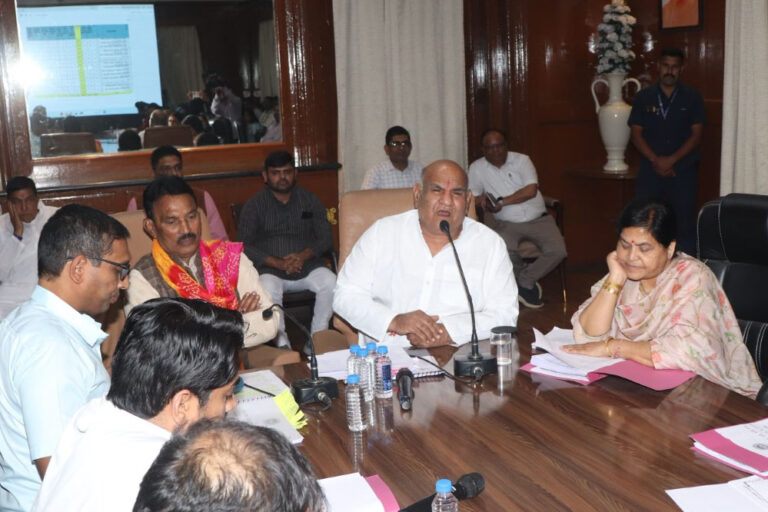 राजस्व प्रकरणों का निराकरण निर्धारित समय-सीमा में किया जाए