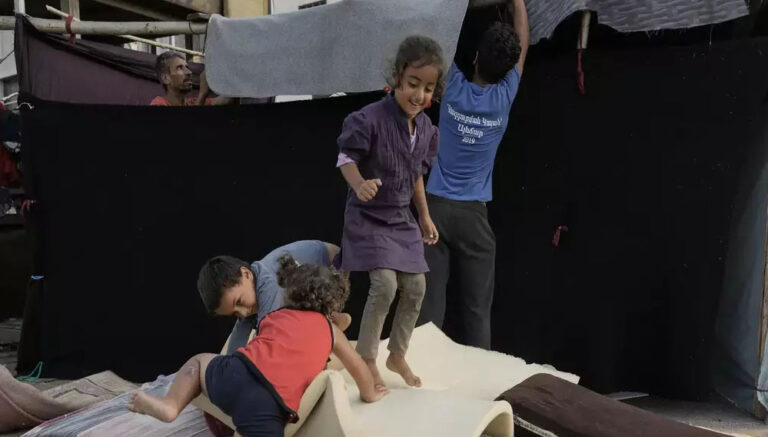 लेबनान में घरों को छोड़ने के आदेश के कारण 880,000 से अधिक लोगों को अपने घरों से पलायन किया लेबनान में घरों को छोड़ने के आदेश के कारण 880,000 से अधिक लोगों को अपने घरों से पलायन किया