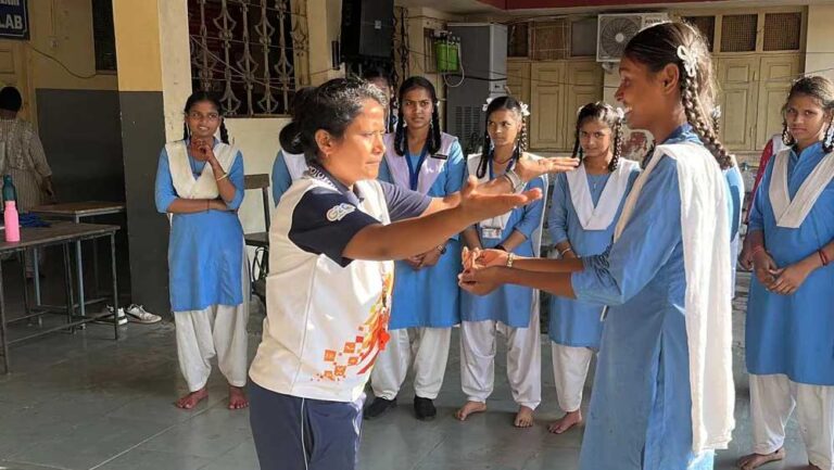 MP में बेटियों को आत्मनिर्भर बनाने सरकारी स्कूल और छात्रवासों में कराटे ताइक्वांडो और मार्शल आर्ट्स की ट्रेनिंग दी जा रही MP में बेटियों को आत्मनिर्भर बनाने सरकारी स्कूल और छात्रवासों में कराटे ताइक्वांडो और मार्शल आर्ट्स की ट्रेनिंग दी जा रही