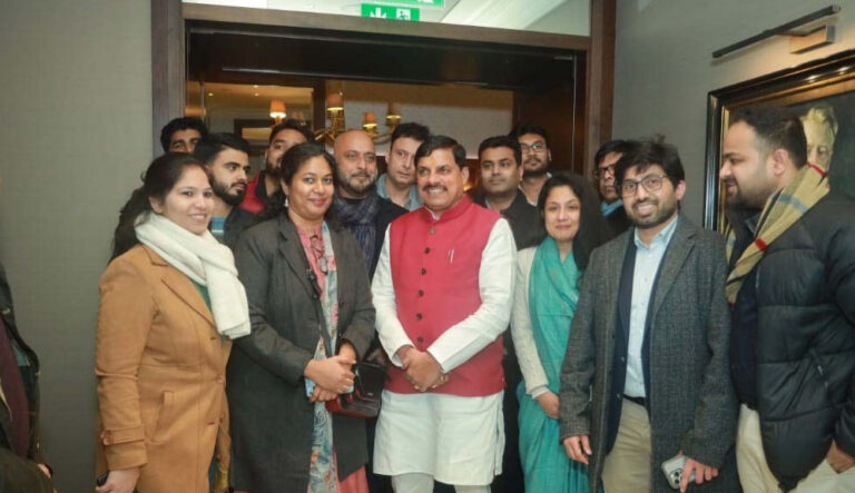 मुख्यमंत्री यादव का लंदन पहुंचने पर उच्चायुक्त विक्रम के दोराईस्वामी और प्रवासी भारतीयों ने गर्मजोशी से स्वागत किया