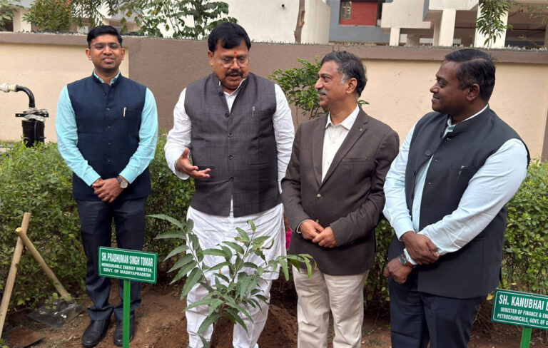 ऊर्जा मंत्री तोमर ने गुजरात पहुंचकर जानी वहां की बिजली व्यवस्था ऊर्जा मंत्री तोमर ने गुजरात पहुंचकर जानी वहां की बिजली व्यवस्था