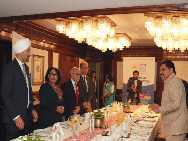 मुख्यमंत्री ने निवेशकों और भारतीय मूल के ब्रिटिश सांसदों से की मुलाकात