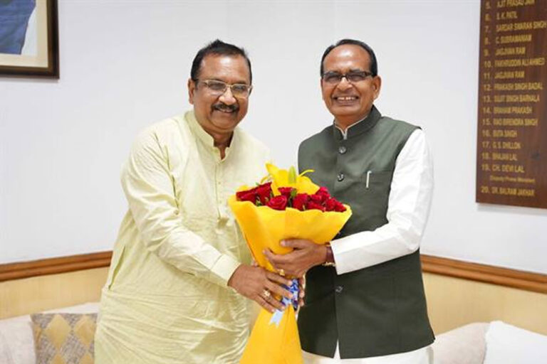 केन्द्रीय ग्रामीण विकास एवं कृषि मंत्री चौहान से जनजातीय कार्य मंत्री डॉ. शाह ने की सौजन्य भेंट