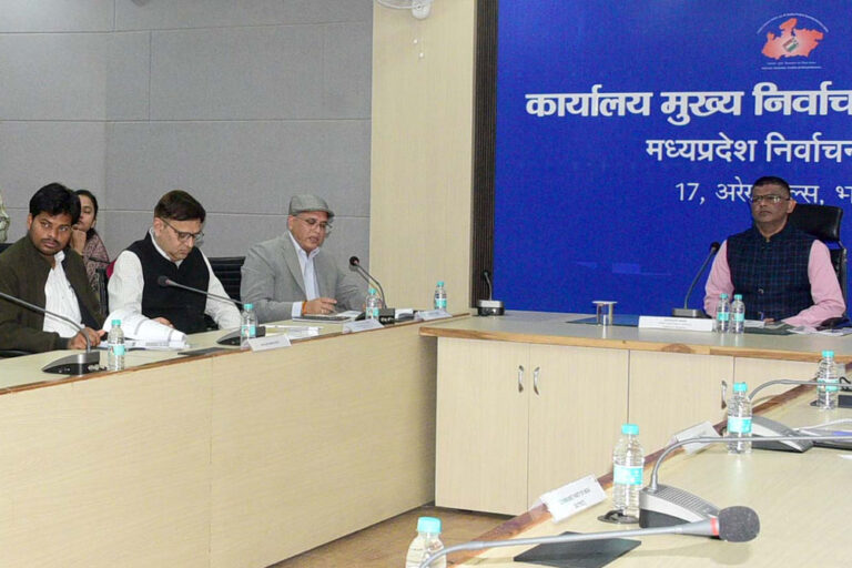 मुख्य निर्वाचन पदाधिकारी ने मान्यता प्राप्त राष्ट्रीय राजनीतिक दलों के प्रतिनिधियों के साथ की बैठक