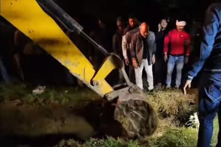 मुरैना में मानवीयता की झलक दिखी पुलिस में, बोरवेल में गिरा कुत्ते का बच्चा, रेस्क्यू में जुटा प्रशासन