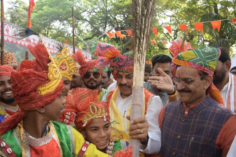 सीएम मोहन यादव ने की गोसेवा, बोले- यह हमारी संस्कृति का प्रतीक