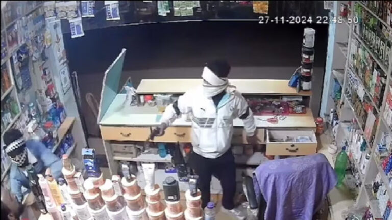 ग्वालियर में फार्मा की दुकान में बदमाश की लूट नाकाम कोशिश, घटना CCTV के हुई कैद ग्वालियर में फार्मा की दुकान में बदमाश की लूट नाकाम कोशिश, घटना CCTV के हुई कैद