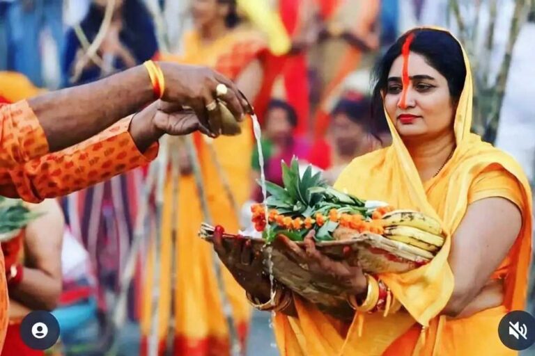 छठ पूजा के दौरान, श्रद्धालु विशेष रूप से छठी मईया की आराधना करते हैं छठ पूजा के दौरान, श्रद्धालु विशेष रूप से छठी मईया की आराधना करते हैं