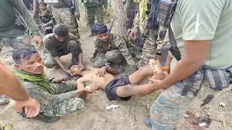 छत्तीसगढ़-सुकमा में आईइईडी निष्क्रिय करते एक जवान घायल छत्तीसगढ़-सुकमा में आईइईडी निष्क्रिय करते एक जवान घायल