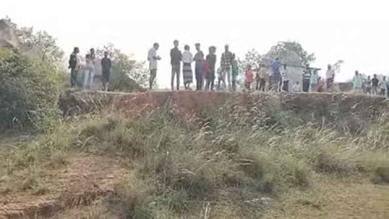 छत्तीसगढ़-कोरबा में दोस्त के घर जाने रात में निकले बारहवीं के छात्र की मिली अधजली लाश छत्तीसगढ़-कोरबा में दोस्त के घर जाने रात में निकले बारहवीं के छात्र की मिली अधजली लाश