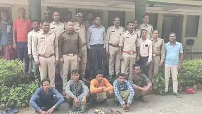 छत्तीसगढ़-बलौदाबाजार में जंगली जानवरों का शिकार करते हुए पांच शिकारी गिरफ्तार छत्तीसगढ़-बलौदाबाजार में जंगली जानवरों का शिकार करते हुए पांच शिकारी गिरफ्तार