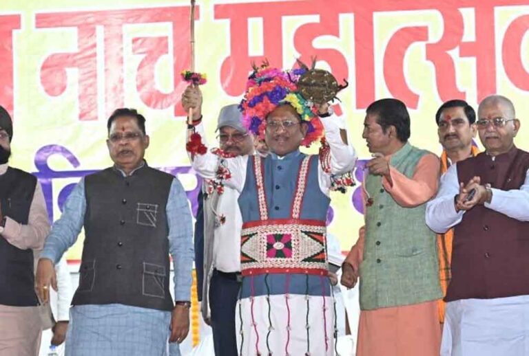 छत्तीसगढ़-बिलासपुर में 47वां राउत नाचा महोत्सव में पारंपरिक वेशभूषा में दिखे सीएम साय छत्तीसगढ़-बिलासपुर में 47वां राउत नाचा महोत्सव में पारंपरिक वेशभूषा में दिखे सीएम साय