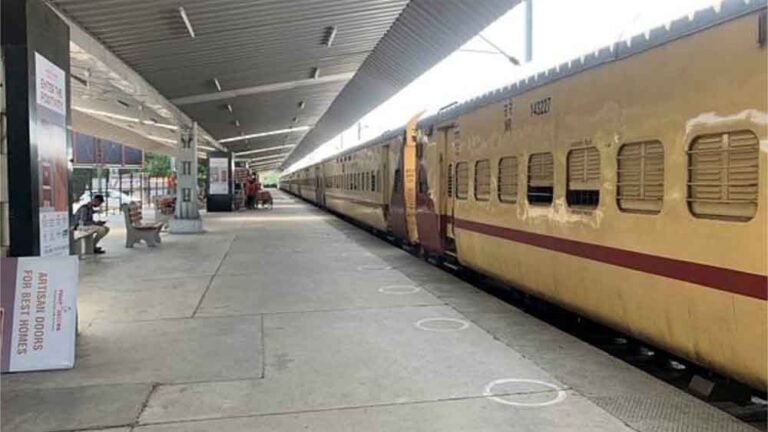 छत्तीसगढ़-रायपुर रेलवे स्टेशन में बम मिलने की सूचना से अधिकारियों में हड़कंप छत्तीसगढ़-रायपुर रेलवे स्टेशन में बम मिलने की सूचना से अधिकारियों में हड़कंप