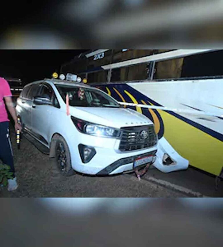 छत्तीसगढ़-बलौदाबाजार में खाद्य मंत्री के काफिले की कार को बस ने मारी टक्कर छत्तीसगढ़-बलौदाबाजार में खाद्य मंत्री के काफिले की कार को बस ने मारी टक्कर