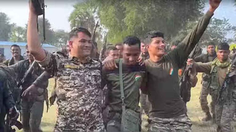 छत्तीसगढ़-सुकमा में 10 नक्सलियों को ढेर कर थिरके जवान छत्तीसगढ़-सुकमा में 10 नक्सलियों को ढेर कर थिरके जवान