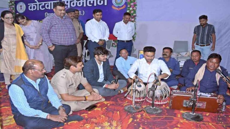 छत्तीसगढ़-मुंगेली में कोटवार के ‘ऐसी लागी लगन’ गीत पर तहसीलदार ने तबले से दी ताल