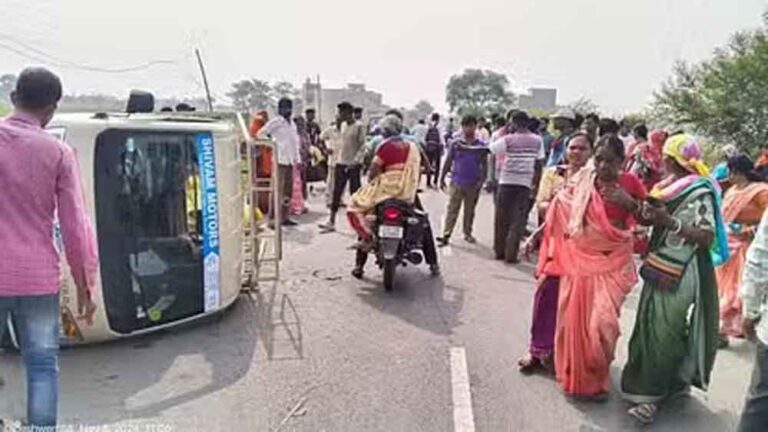 छत्तीसगढ़-सक्ति में छोटा हाथी पलटने से आंगनबाड़ी कार्यकर्ताओं सहित तीन महिलाएं घायल छत्तीसगढ़-सक्ति में छोटा हाथी पलटने से आंगनबाड़ी कार्यकर्ताओं सहित तीन महिलाएं घायल