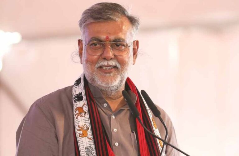 हिंदू एकता यात्रा को मंत्री प्रहलाद सिंह पटेल ने बड़ी यात्रा करार दिया, उन्होंने कहा कि धीरेंद्र शास्त्री बड़े संत हैं